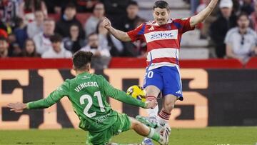 Sergio Ruiz, del Granada, y Vencedor, del Racing.