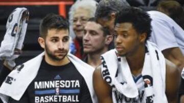 Cara de circunstacncia de Ricky Rubio en el banquillo junto a Andrew Wiggins.