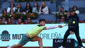 El tenista español Carlos Alcaraz devuelve una bola durante su partido ante Jan-Lennard Struff en el Madrid Open.