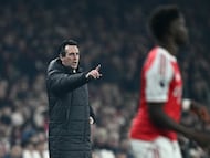 Aston Villa's Spanish manager Unai Emery gestures on the touchline during the English Premier League football match between Arsenal and Aston Villa at the Emirates Stadium in London on December 30, 2025. (Photo by Ben STANSALL / AFP) / RESTRICTED TO EDITORIAL USE. No use with unauthorized audio, video, data, fixture lists, club/league logos or 'live' services. Online in-match use limited to 120 images. An additional 40 images may be used in extra time. No video emulation. Social media in-match use limited to 120 images. An additional 40 images may be used in extra time. No use in betting publications, games or single club/league/player publications. /