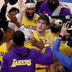 Reaves hace sonreír a los Lakers