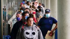 FILE PHOTO: Hundreds of people line up outside a Kentucky Career Center hoping to find assistance with their unemployment claim in Frankfort, Kentucky, U.S. June 18, 2020. REUTERS/Bryan Woolston/File Photo