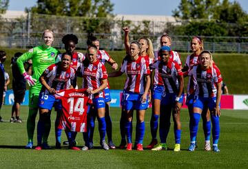 Formación del Atlético de Madrid con una camiseta de Virginia Torrecilla.