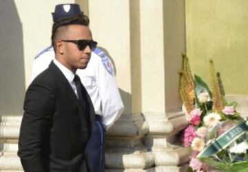 Lewis Hamilton a su llegada al funeral.