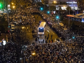 La afición blanca se congregó en los aledaños del estadio para esperar la llegada del autobús del equipo. El ambiente resultó espectacular.