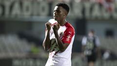 Ramazani, del Almer&iacute;a, festeja uno de sus goles.