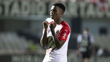 Ramazani, del Almer&iacute;a, festeja uno de sus goles.