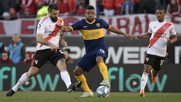 Boca Juniors&#039; Colombian defender Frank Fabra (C) vies for the ball with River Plate&#039;s forward Lucas Pratto during their Argentine Superliga first division football match at the &quot;Monumental&quot; stadium in Buenos Aires, Argentina, on Septem