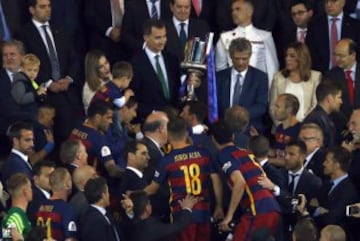 El rey Felipe se dispone a entregar el trofeo a los jugadores del FC Barcelona.