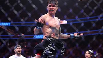 LAS VEGAS, NEVADA - MARCH 08: Ignacio Bahamondes of Chile celebrates with his team after defeating Jalin Turner of the United States during the first round in a lightweight bout during UFC 313 at T-Mobile Arena on March 08, 2025 in Las Vegas, Nevada. Ian Maule/Getty Images/AFP (Photo by Ian Maule / GETTY IMAGES NORTH AMERICA / Getty Images via AFP)