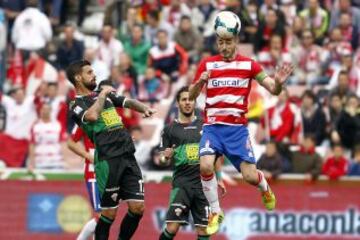 Fran Rico de cabeza ante Javi Márquez.