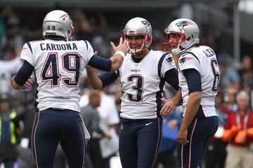 MEXICO CITY, MEXICO - NOVEMBER 19: Stephen Gostkowski #3 of the New England Patriots celebrates with Joe Cardona #49 and Ryan Allen #6 after kicking a field goal against the Oakland Raiders during the first half at Estadio Azteca on November 19, 2017 in Mexico City, Mexico.   Buda Mendes/Getty Images/AFP
== FOR NEWSPAPERS, INTERNET, TELCOS & TELEVISION USE ONLY ==
