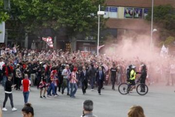 Ambientazo de las aficiones antes del Real Madrid-Atlético