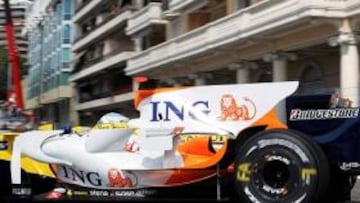 <b>PEQUEÑO INCIDENTE.</b> "El coche iba bien, no tenía problema alguno, pero cuando pones neumáticos nuevos y pasas por meta, quieres frenar cinco metros mas tarde para ganar un poco de tiempo al llegar a la primera curva, y cinco fueron demasiados. Mañana tengo que frenar antes y no perder el coche", comentó Fernando Alonso sobre su incidente, por el que fue llamado a declarar ante los comisarios.