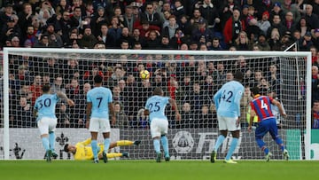 Ederson tapa un penal y salva el invicto del City de Bravo