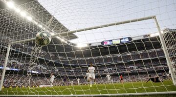 El jugador del Real Valladolid, Guardiola, marca el 1-1 al Real Madrid.