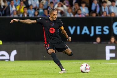 0-1. Balón largo de Jules Koundé, Óscar Mingueza no mide bien el bote y Raphinha se planta sólo para el mano a mano con Vicente Guaita y anotar el primer tanto en el minuto 14.