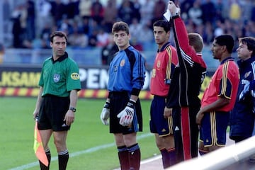 Debut¨® con la selecci¨®n espa?ola absoluta el 3 de junio de 2000 en un partido amistoso previo a la Eurocopa 2000, contra Suecia.