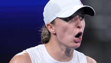 Sydney (Australia), 05/01/2025.- Iga Swiatek of Poland celebrates winning a game during her women's singles match against Coco Gauff of the USA at the 2025 United Cup finals in Sydney, Australia, 05 January 2025. (Tenis, Polonia) EFE/EPA/MARK EVANS AUSTRALIA AND NEW ZEALAND OUT