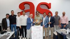 Constantino Berruga y Vicente Jiménez, en el centro, durante el acuerdo Torneo de La Roda y AS.