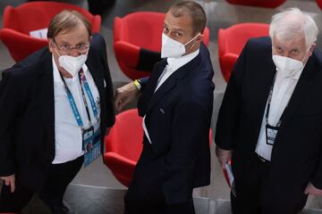 Rainer Koch, presidente de la DFB; Aleksander Ceferin, presidente de la UEFA y Horst Seehofer, ministro del Interior de Alemania.