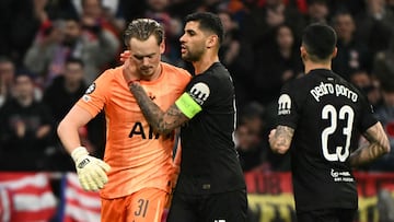 Tottenham Hotspur's Argentinian defender #17 Cristian Romero conforts Tottenham Hotspur's Czech goalkeeper #31 Antonin Kinsky after his substitution during the UEFA Champions League last 16 first leg football match between Club Atletico de Madrid and Tottenham Hotspur at Metropolitano Stadium in Madrid on March 10, 2026. (Photo by Javier SORIANO / AFP)