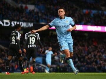 El francés Nasri festeja su anotación.