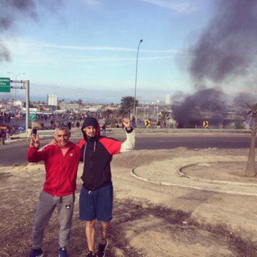 Matías Cano, arquero de Coquimbo Unido, junto a sus vecinos en las calles de la Cuarta Región. 