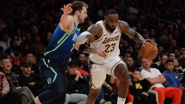 LeBron bota el balón ante la defensa de Doncic durante un Lakers-Mavs del pasado mes de diciembre.