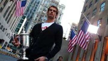 Andy Murray posa con el trofeo en el centro de Nueva York.