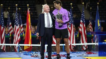 Rafa Nadal posa junto a Rod Laver durante la entrega de premios del US Open en el USTA Billie Jean King National Tennis Center en Flushing Meadows, New York City.