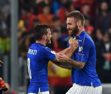 Italy's midfielder Daniele De Rossi (R) celebrates with teammates Italy's midfielder Alessandro Florenzi and Italy's goalkeeper Gianluigi Buffon (L) at the end of the WC 2018 football qualification match between Italy and Spain on October 6, 2016 at the J