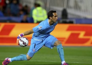 Claudio Bravo cumplió una buena presentación por Chile ante Ecuador.