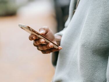 Una mujer de 33 años vive sin smartphone y cuenta todos sus beneficios en su día a día: “Uso mapas de papel”