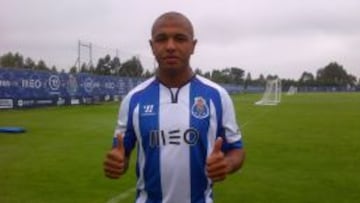 Brahimi posando con la camiseta del Oporto.