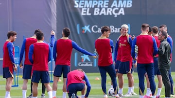 SANT JOAN DESPÍ (BARCELONA), 29/03/2024.- Los jugadores del FC Barcelona, durante el entrenamiento que realiza la plantilla barcelonista en la Ciudad Deportiva Joan Gamper para preparar el partido de liga que disputarán mañana ante la UD las Palmas en el Estadio Olímpico Luís Companys.-EFE/ Toni Albir
