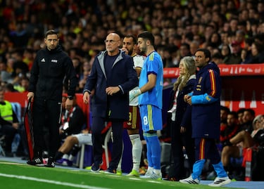 Joan García con Luis de la Fuente durante el amistoso contra Egipto.