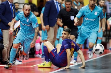 Ricardinho, en una jugada con el Movistar ante el Barça.