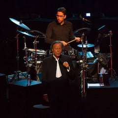 El criticado concierto de Julio Iglesias en México: sentado, sin sonido y con caída