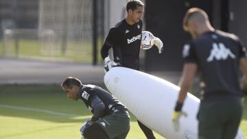 Bravo y Joel, en un entrenamiento del Betis.