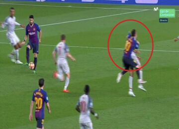 El jugador argentino del Barcelona parece que choca y golpea en la cara al jugador del Liverpool Fabinho antes de que el ¨¢rbitro pitara la falta que dio el tercer gol.
