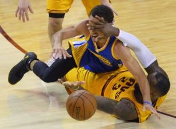 LeBron James, de los Cavaliers de Cleveland, lucha por el balón con Stephen Curry, de los Warriors de Golden State, durante el tercer partido de las finales de la NBA.