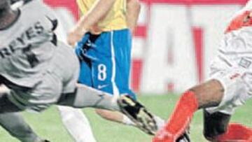 <b>BIGOLEADOR. </b>Lucas Leiva fue el héroe del triunfo brasileño, al marcar los dos tantos de su equipo.