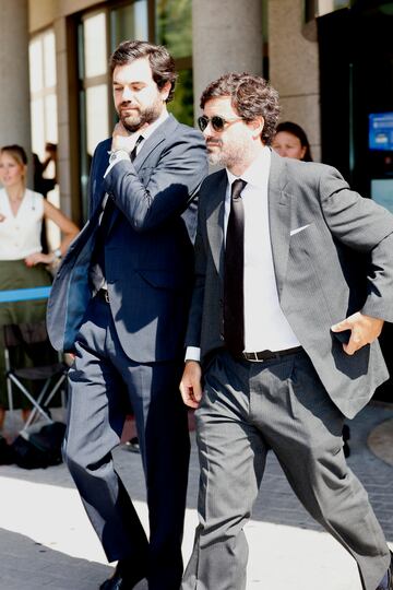 Antonio Matos sale del tanatorio de Tres Cantos para recibir a sus hijos, donde se celebr車 el funeral por Caritina Goyanes.
