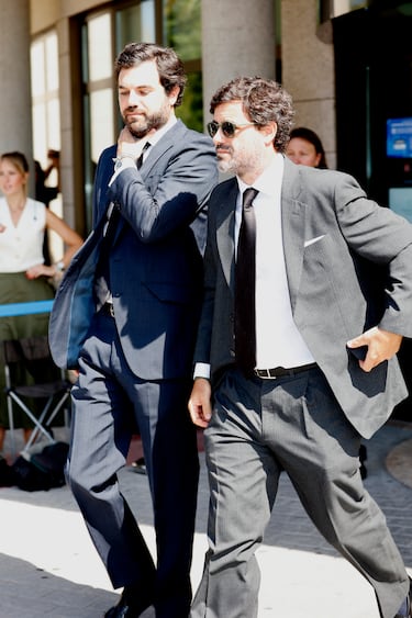 Antonio Matos sale del tanatorio de Tres Cantos para recibir a sus hijos, donde se celebró el funeral por Caritina Goyanes.