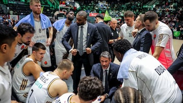 Jurica Golemac, entrenador del Dubái Basketball, da instrucciones a sus jugadores durante el partido ante el Anadolu Efes en la Euroliga.