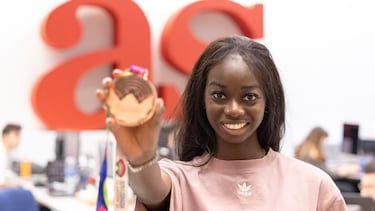 Fátima Diame muestra su medalla de bronce durante su visita a la redacción de AS.