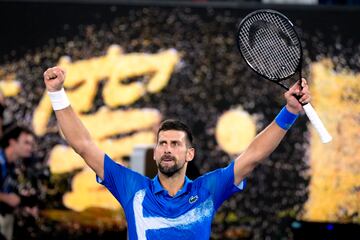 El tenista serbio, Novak Djokovic, celebra la victoria ante el espa?ol Carlos Alcaraz. 