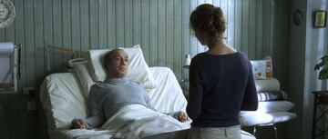 Ramón Sampedro, interpretado por Javier Bardem, pasó casi treinta años postrado en una cama tras un accidente de juventud. Lucha sin descanso por su derecho a morir dignamente, defendiendo su idea de libertad hasta el final. Su muerte, cuidadosamente planeada con la ayuda de amigos, conmueve porque revela que a veces amar la vida es tener el coraje de dejarla ir.
