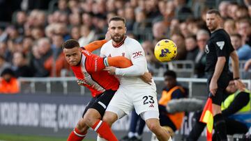 Soccer Football - Premier League - Luton Town v Manchester United - Kenilworth Road, Luton, Britain - February 18, 2024 Luton Town's Carlton Morris in action with Manchester United's Luke Shaw Action Images via Reuters/Peter Cziborra NO USE WITH UNAUTHORIZED AUDIO, VIDEO, DATA, FIXTURE LISTS, CLUB/LEAGUE LOGOS OR 'LIVE' SERVICES. ONLINE IN-MATCH USE LIMITED TO 45 IMAGES, NO VIDEO EMULATION. NO USE IN BETTING, GAMES OR SINGLE CLUB/LEAGUE/PLAYER PUBLICATIONS.